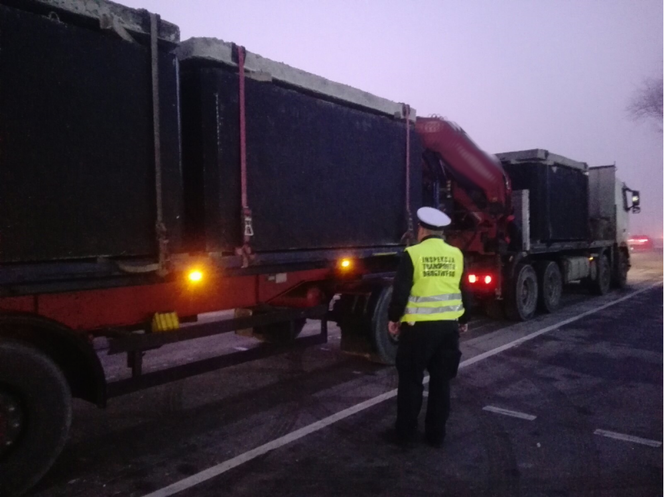 Betonowe szamba na DK10. Transportem zainteresowała się ITD