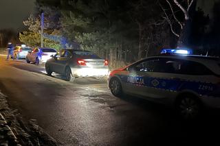 Pościg za kradzioną toyotą przez 5 powiatów! Złodzieje porzucili auto i uciekli w las. Trwa obława