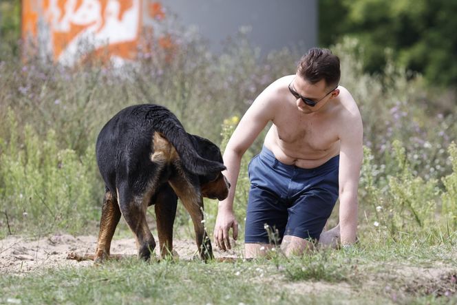 Poseł kąpał się z psem