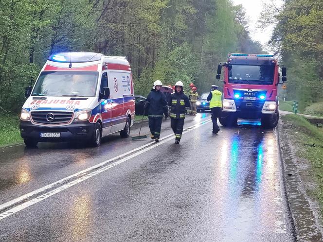 Wypadek na drodze nr 42 w Brodach. Zderzyły się dwa auta osobowe