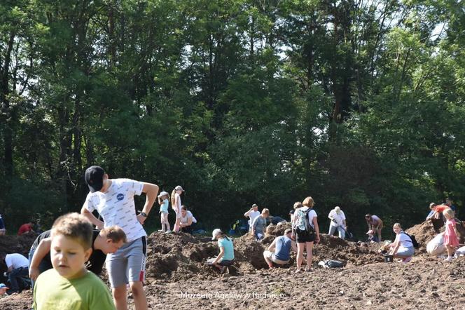 Muzeum Agatów w Rudnie zorganizowało wykopki minerałów. Zbierano je jak ziemniaki
