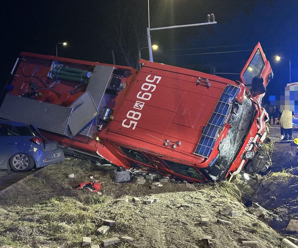 Tragiczny wypadek na DK7. Wóz strażacki zderzył się z osobówką