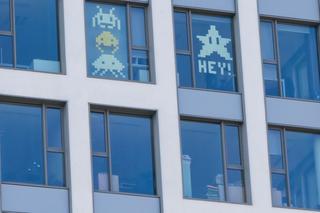 Pracownicy z Gdańska wiedzą, co to luz! W biurowcach zapanowała nowa moda. Zobaczcie, jak wygląda u nas karteczkowa rewolucja na oknach! [GALERIA]