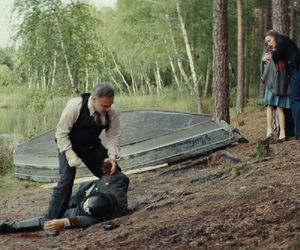 Zatoka szpiegów 2, odcinek 16. Redliński (Jan Wieczorkowski), Jadzia (Ninel Kos), Eva (Sonia Mietielica)