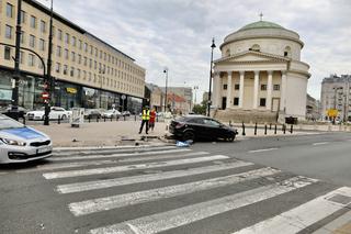 Wjechał w słupki, dostał 1500 zł mandatu. Kolejny wypadek w centrum Warszawy