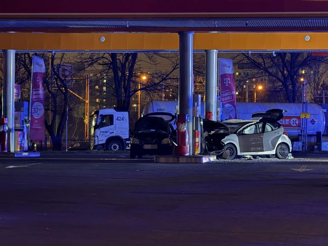  Warszawa: Samochód staranował stację benzynową na Radzymińskiej. Ewakuacja, są ranni