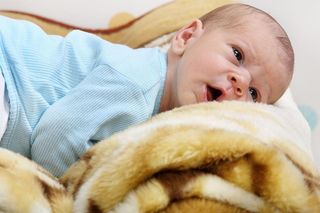 Dziecko karmione piersią nie robi kupy? Sprawdź, kiedy rzadkie wypróżnienia są powodem do niepokoju