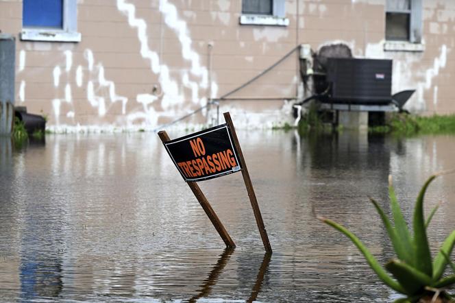 Huragan Debby osłabł, ale wciąż zagraża i pędzi w stronę NY