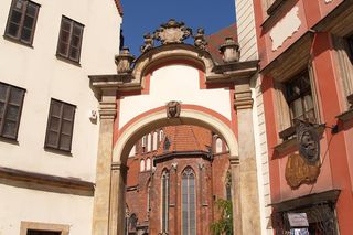 Słynne kamienice Jaś i Małgosia mają już ponad 500 lat! To dawne domy altarystów 