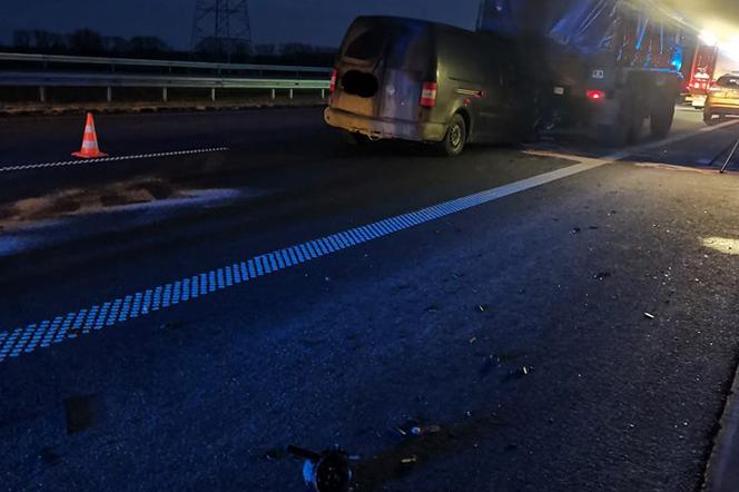 Dzwon na S5 w pow. kościańskim. Bus wjechał w ciężarówkę