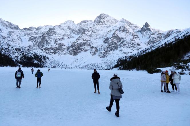 "Selekcja naturalna". Internauci bezlitośni dla ludzi, którzy wchodzą na  na Morskie Oko w czasie odwilży