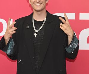 Konferencja prasowa 62. edycji Krajowego Festiwalu Polskiej Piosenki w Opolu. Tłum gwiazd na czerwonym dywanie