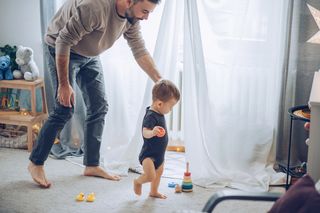 Etapy nauki chodzenia niemowląt: kiedy dziecko zaczyna chodzić?