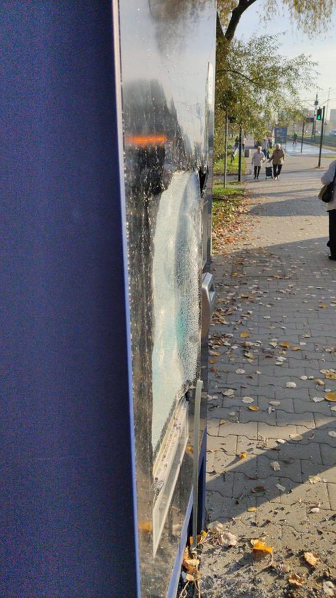 Wandale zdewastowali automat i tramwaj w Krakowie