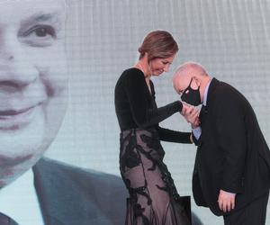 Tak całuje Kaczyński. Szarmanckie gesty prezesa PiS 