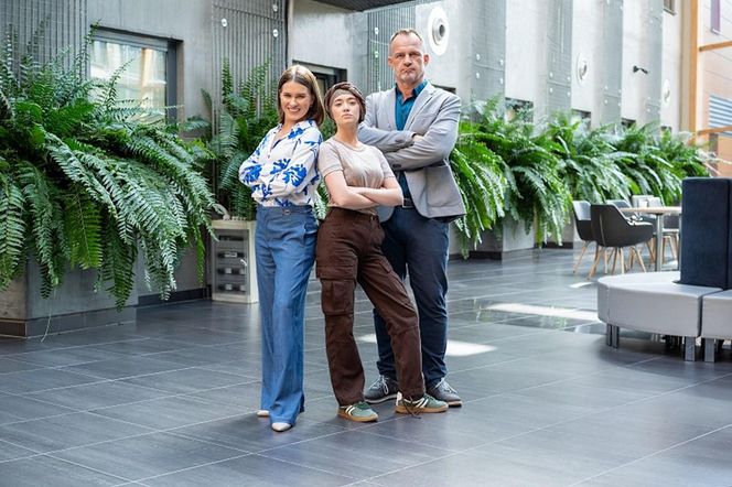 Pierwsza miłość, odcinek 4082: Angelika (Patrycja Franczak), Eliza (Anna-Maria Sieklucka), Bolesław (Dawid Zawadzki)