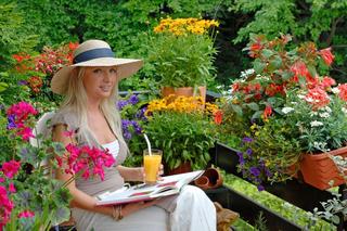 Jak urządzić prawdziwy ogród na balkonie? Możesz tam uprawiać kwiaty, warzywa, zioła!