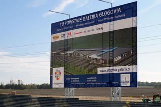 Bilbord informacyjny na terenie nowej inwestycji w Głogowie