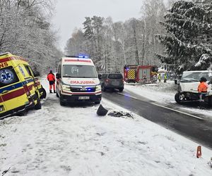 Zderzenie karetki pogotowia z samochodem dostawczym pod Warszawą. Ambulans zjechał na przeciwległy pas