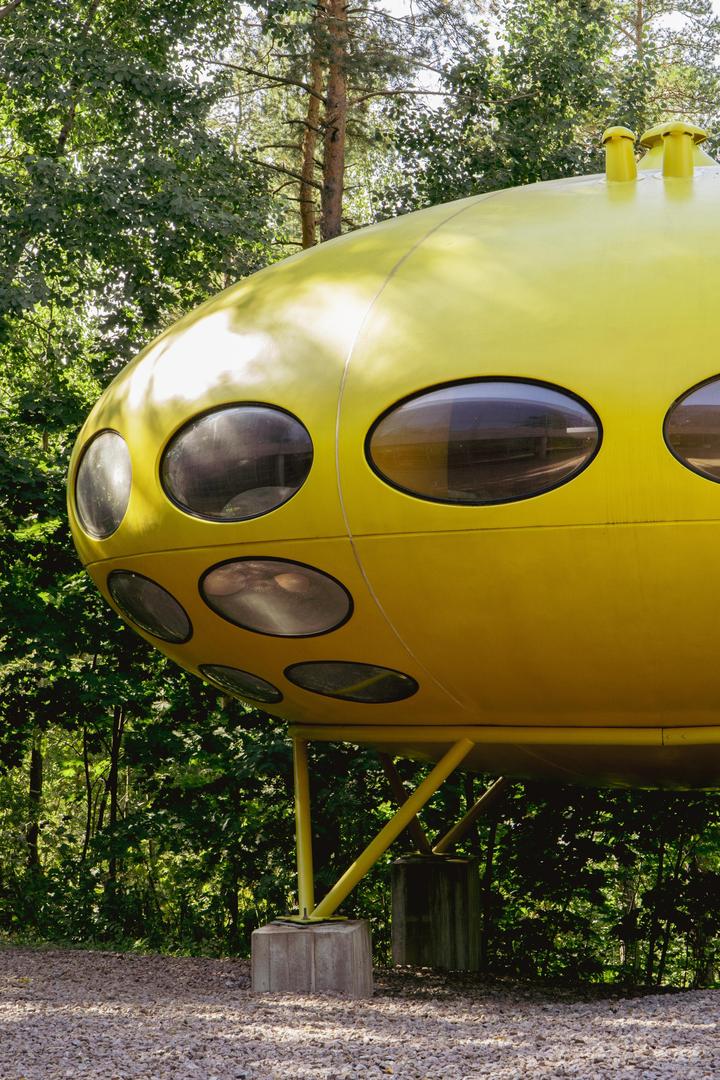 Futuro House - zdjęcia fińskiego domku letniskowego w kształcie UFO w WeeGee Exhibition Centre