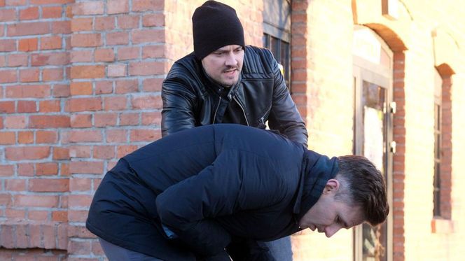 	M jak miłość odc. 1855. Kamil (Marcin Bosak), bandyta (Maciej Babicz)