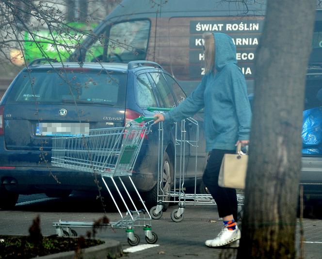 GRAŻYNA SZAPOŁOWSKA NA ZAKUPACH W CENTRUM OGRODNICZYM_1PUBL