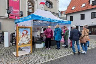 Trwa Noc Muzeów w Lesznie. Od wystawy o bieliźniarce, przez komiks po żużel [ZDJĘCIA]