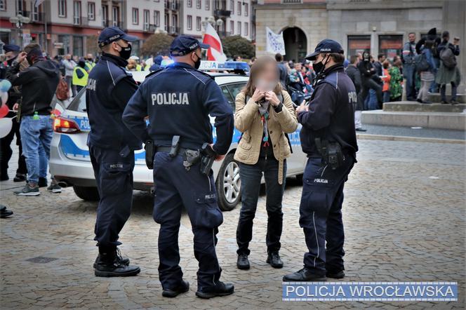 Manifestacje antycovidowców we Wrocławiu i Lubinie