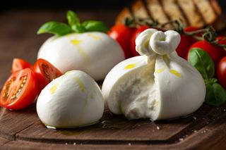 Magia mozzarelli i burraty - który ser skradnie Twoje serce?