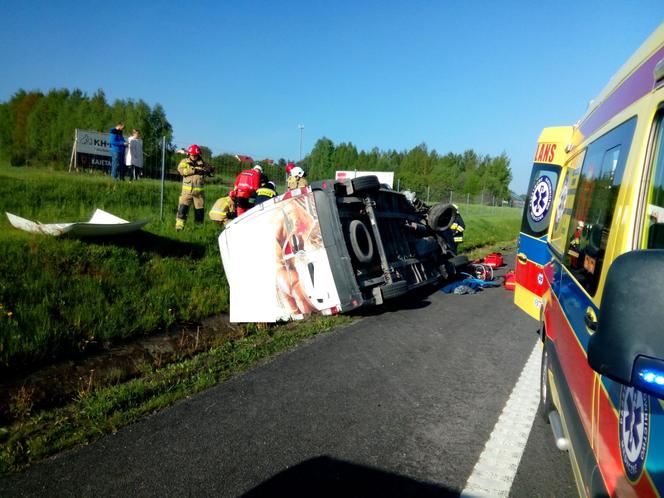 Wypadek na S7 w Kajetanowie koło Kielc. Dachował bus, jedna osoba poszkodowana