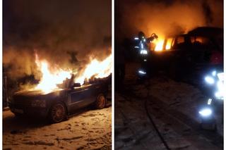 Węgorzewo: Range Rover stanął w płomieniach. Pożar zagrażał pobliskim budynkom [FOTO]