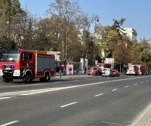 Warszawa. W Ministerstwie Sprawiedliwości znaleziono biały, tajemniczy proszek. Interwencja strażaków