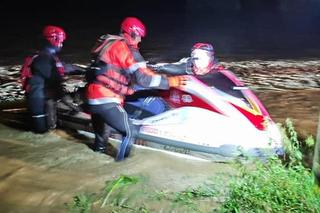 Dramatyczna akcja ratunkowa w Dzierżysławicach. Rodzina utknęła w aucie otoczonym wodą!