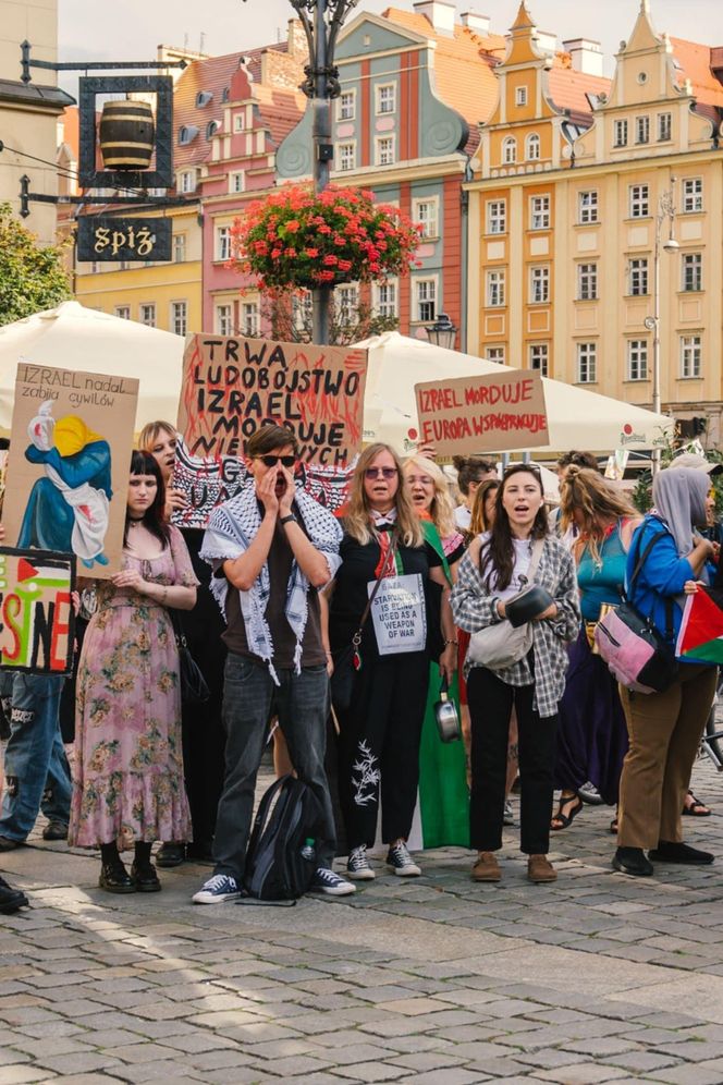 Głośny protest na Rynku we Wrocławiu przeciwko działaniom Izraela.„To nasz moralny obowiązek”