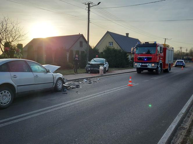 Wypadek w Ambrożowie! Zderzyły się trzy auta, ruch odbywa się wahadłowo