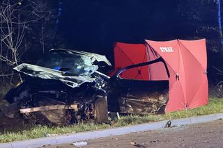 Tragiczny wypadek w Woli Mrokowskiej. Audi uderzyło w betonowe ogrodzenie. Zginął młody kierowca