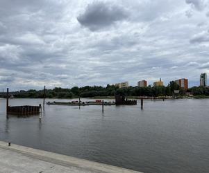 Warszawa: trwa budowa mostu pieszo-rowerowego przez Wisłę