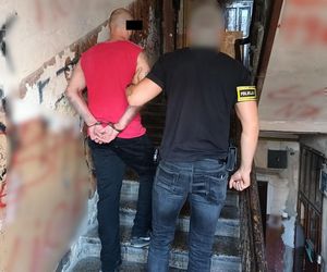 Wyjął pistolet na środku ulicy i wycelował w kobietę. Poszukuje go policja