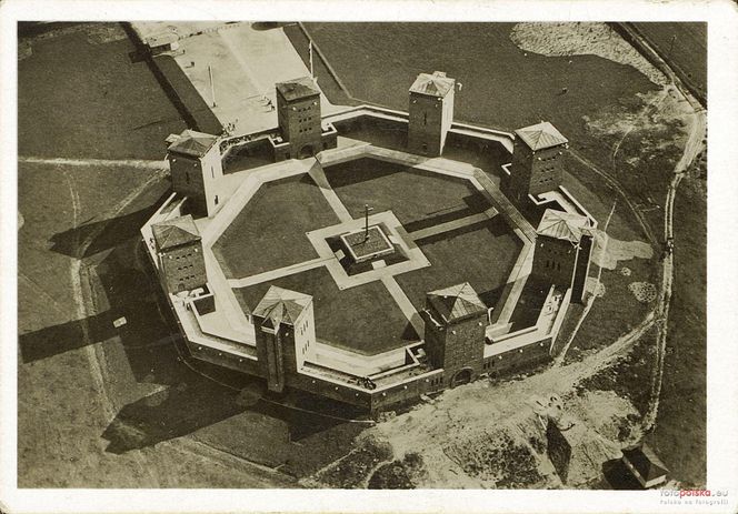 Ten obiekt na Mazurach miał przypominać krąg ze Stonehenge. Dziś pozostały po nim ruiny
