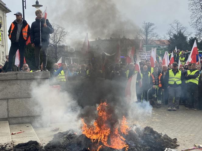 Protest rolników we Wrocławiu. Strajk wymyka się spod kontroli. Urząd Wojewódzki obrzucany jajkami