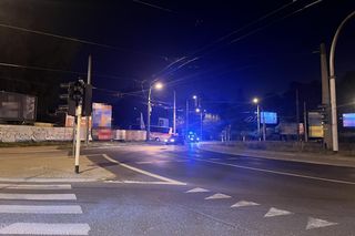 Autokar wjechał w targowisko.