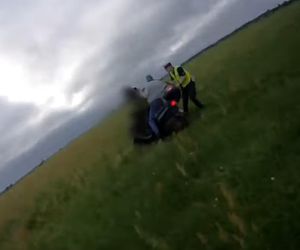 Policjanci na nogach dogonili 44-latka, który uciekał motorowerem. Jest wideo