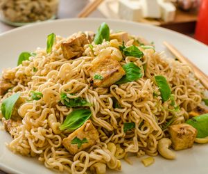 Tradycyjna sałatka z zupek chińskich z kurczakiem. Najlepszy przepis na szybką sałatkę