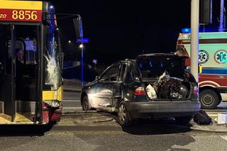 Autobus przeciągnął Lanosa kilkadziesiąt metrów. Poważny wypadek na Białołęce