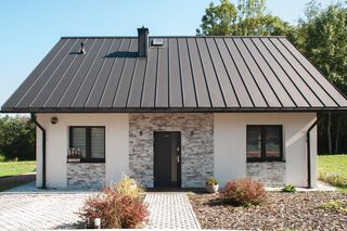 Wymiana pokrycia dachowego – ile kosztuje w 2025 r.? Aktualne ceny