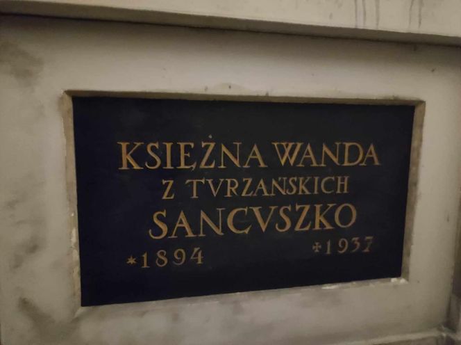 Wredna teściowa nie chciała zgodzić się na pochówek żony księcia. Leży w jednej krypcie z synową