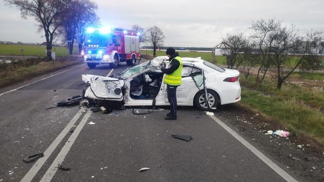 Tragiczny wypadek pod Lesznem. Przód osobówki został kompletnie zmiażdżony. Strażacy wycinali z wraku poszkodowaną