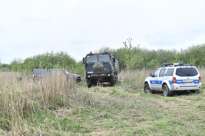 Warszawa. Wojsko wyciąga samolot, który wpadł do bagna