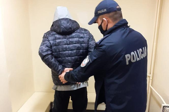 Policjanci w Bydgoszczy zatrzymali złodzieja – śpiocha. W stacyjce były nożyczki!