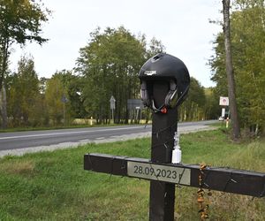 Minął ponad rok od wypadku w Sowiej Woli. Rodzina zmarłego motocyklisty: Czujemy się skrzywdzeni